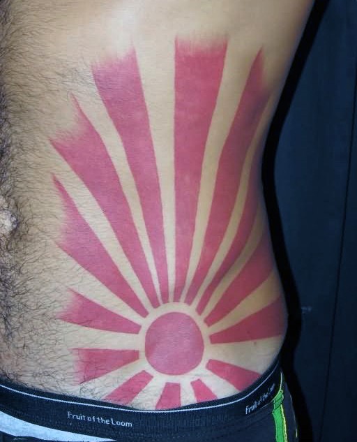 侧肋亚洲东方风格粉红色的太阳光芒纹身图案