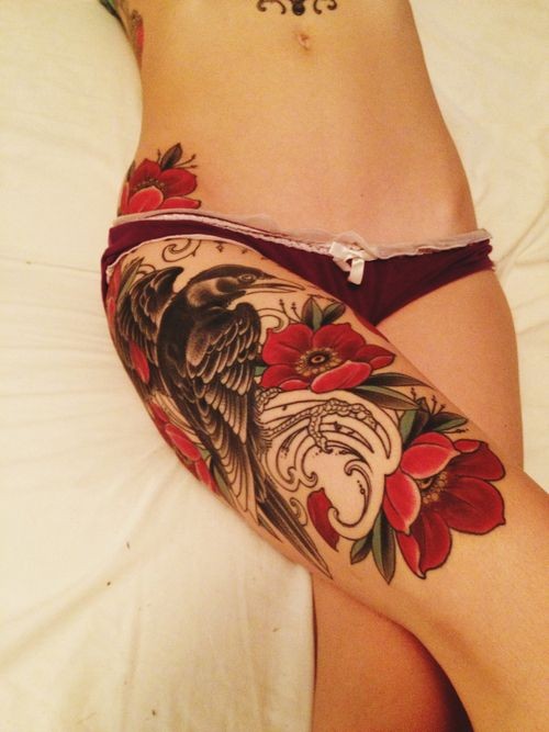 女生大腿鲜艳的花朵与乌鸦纹身图案