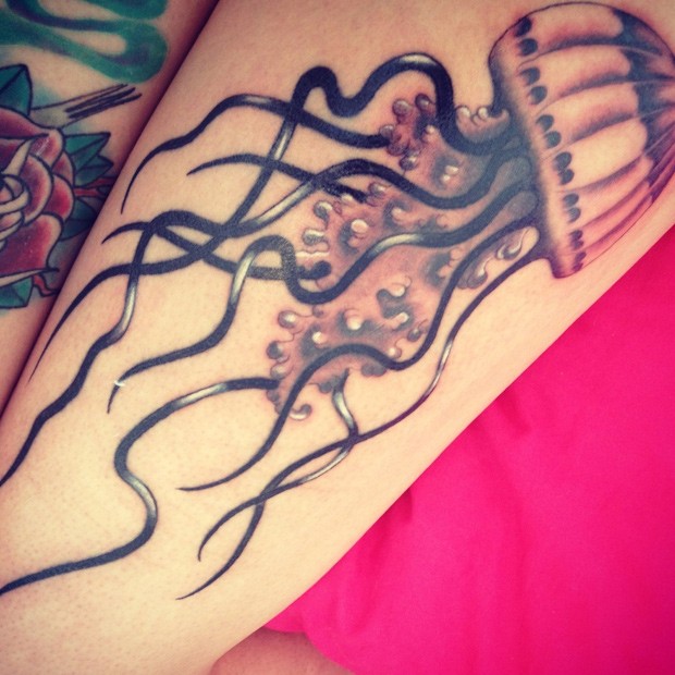 手臂写实的彩色果冻水母纹身图案