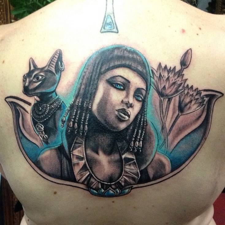背部漂亮的彩色埃及女子与花卉和猫纹身图案