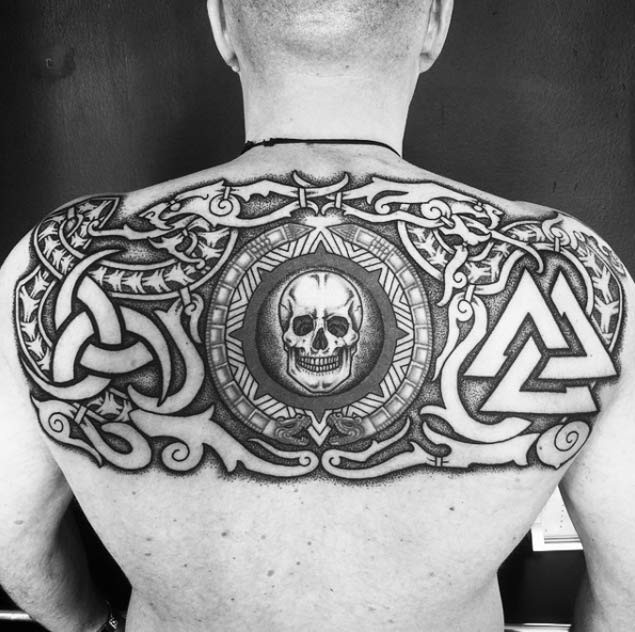 背部黑色人类骷髅与各种符号纹身图案