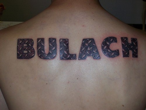 背部黑色字母花体纹身图案