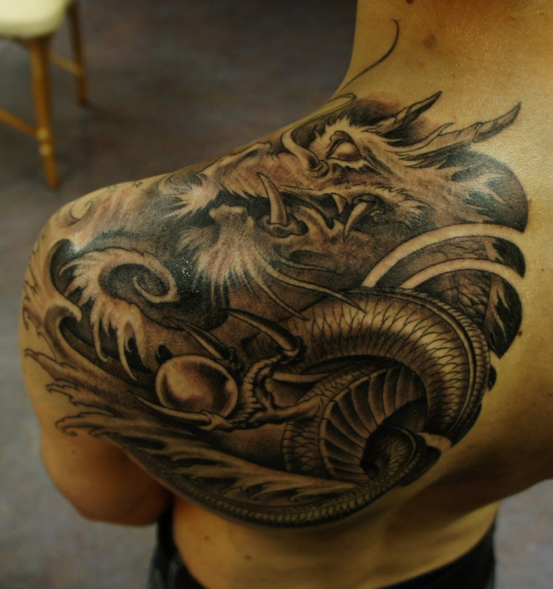 肩部华丽的亚洲风格黑色大龙纹身图案