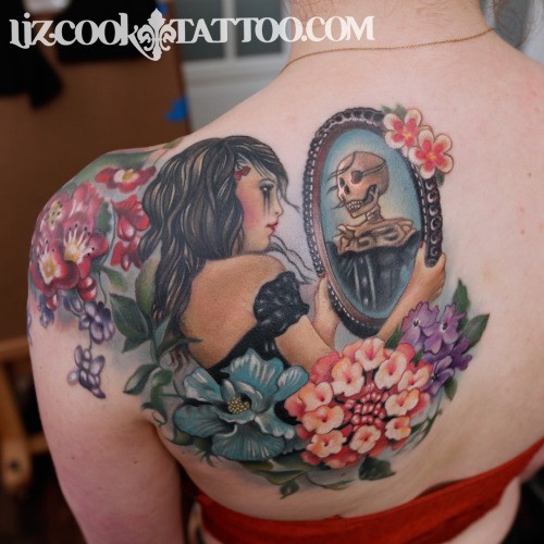 背部插画风格彩色的女人与镜子花朵纹身图案
