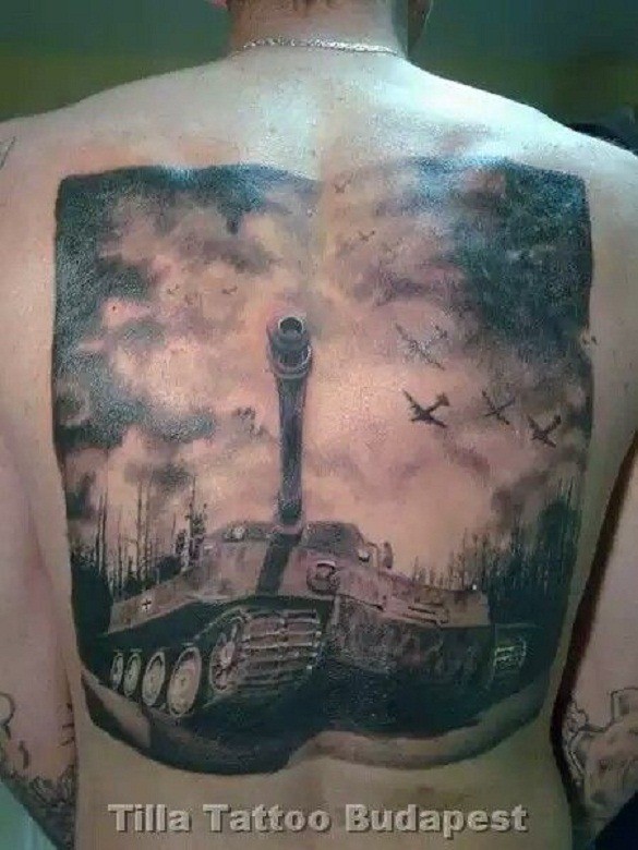 背部黑灰二战坦克和飞机纹身图案