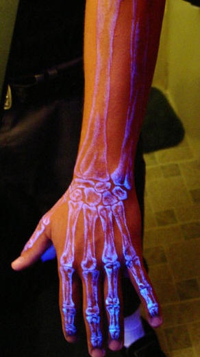 手臂写实的荧光骨骼纹身图案