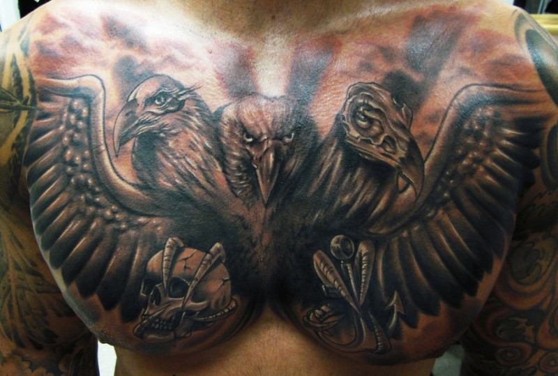 胸部有三个头的大鸟纹身图案