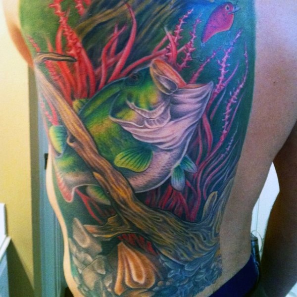 背部华丽的五彩鱼类纹身图案