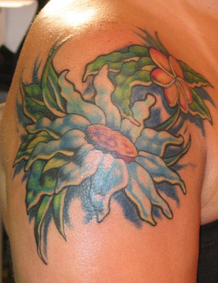 肩部美丽的蓝色花朵叶子纹身图案