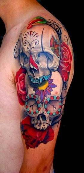 手臂上的彩色骷髅和玫瑰纹身图案