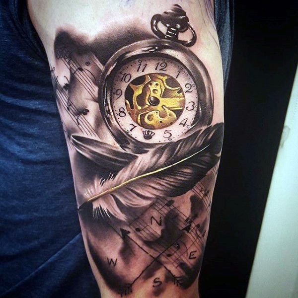 手臂华丽的彩绘时钟与笔记和羽毛纹身图案