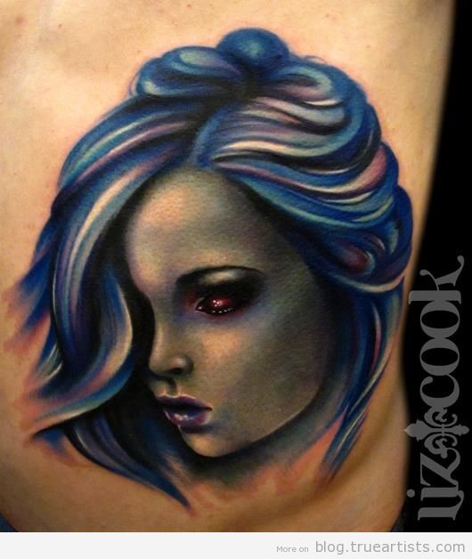 现代传统风格的彩色神秘女子背部纹身图案