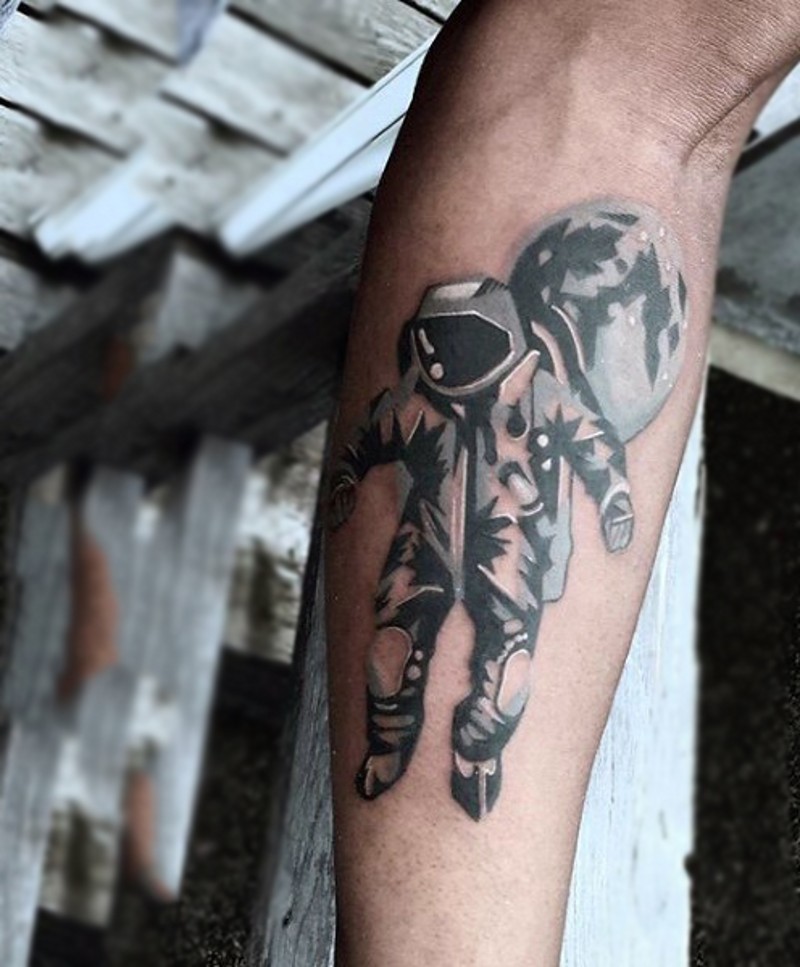手臂简约的宇航员与行星纹身图案