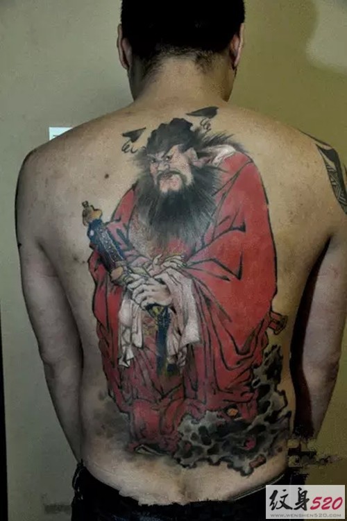 背部日本风格的武士彩绘纹身图案