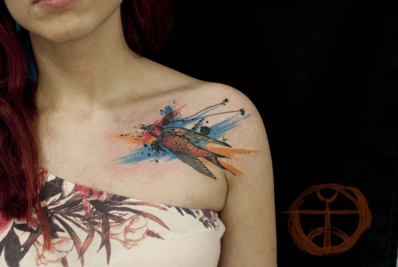 女生肩部水彩泼墨鸟类纹身图案