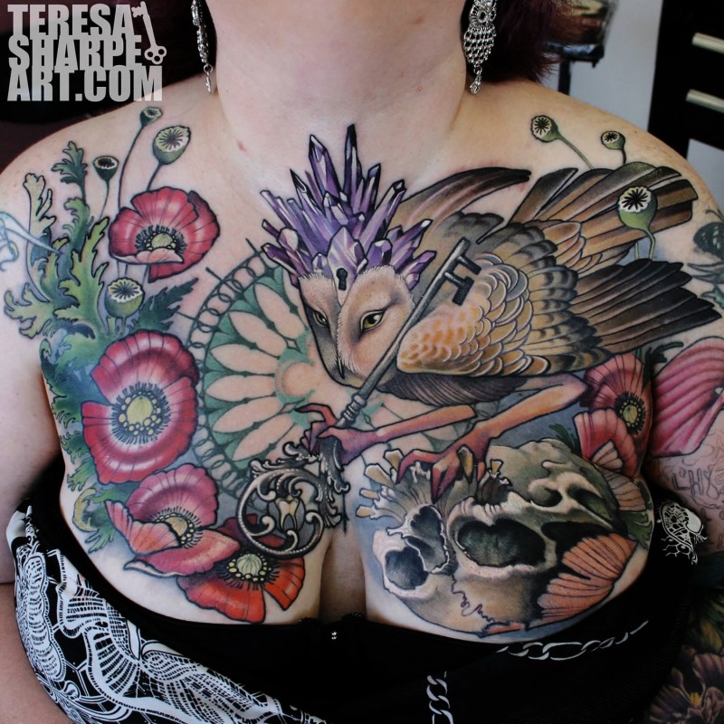 胸部彩色美丽的猫头鹰各种鲜花骷髅和钥匙纹身图案
