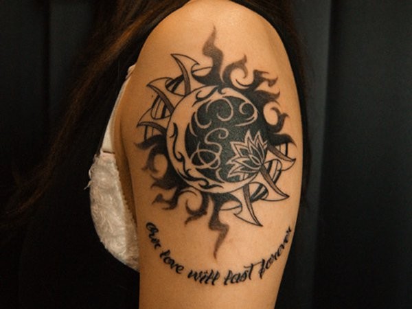 大臂黑白月亮太阳与花朵纹身图案