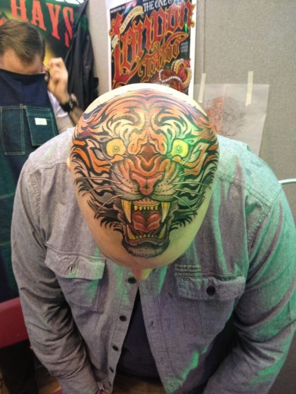 头部惊人的亚洲风格彩色老虎纹身图案