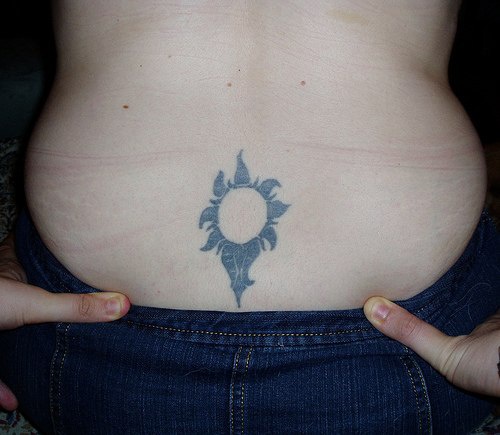 背部黑色的太阳花图腾纹身图案