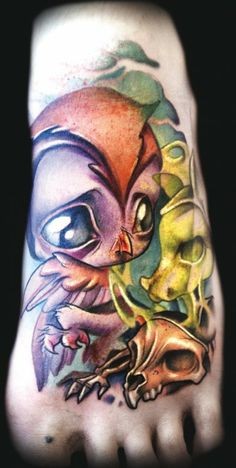 脚背漂亮的彩色小鸟与骷髅纹身图案
