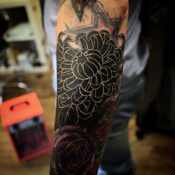 手臂精致的黑色菊花纹身图案