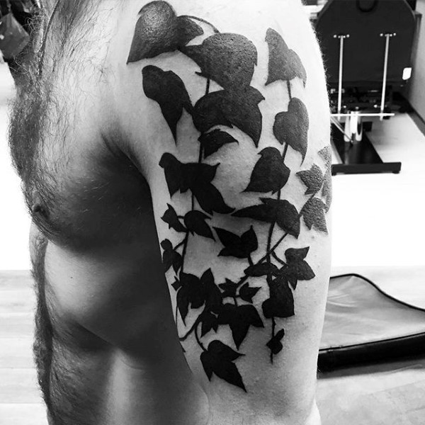 手臂黑色的常春藤植物纹身图案
