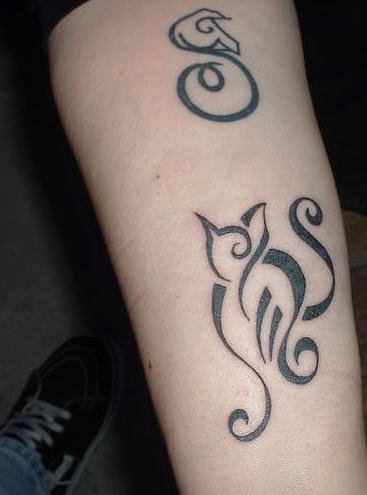 手臂黑色线条的部落猫和鸽子纹身图案