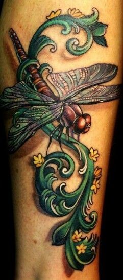 彩色逼真的蜻蜓花卉纹身图案