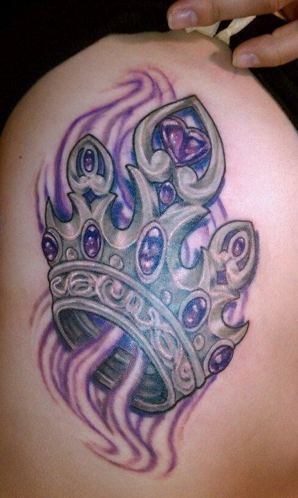 背部紫色和灰色的皇冠纹身图案