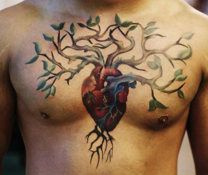 胸部彩色的成长树和心脏纹身图案