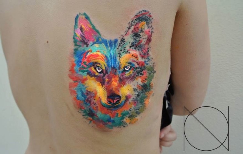 背部可爱的水彩画狼头纹身图案