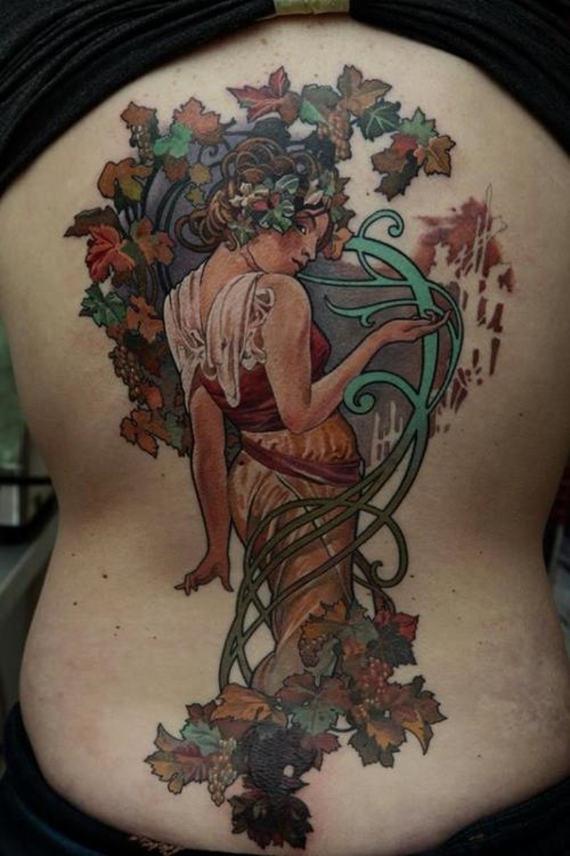 背部彩色的美丽女人与枫叶纹身图案