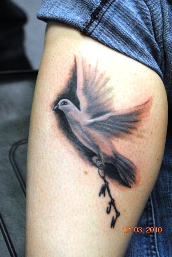 小腿上的鸽子纹身图案