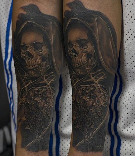 逼真的黑色骷髅与乌鸦手臂纹身图案