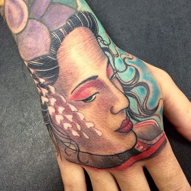 手臂敏感的亚洲传统彩色女性肖像纹身图案