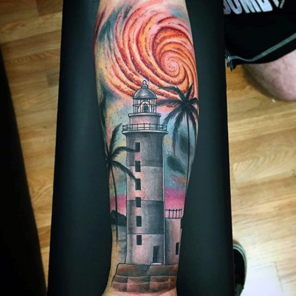 小臂美丽的彩色灯塔与棕榈树纹身图案