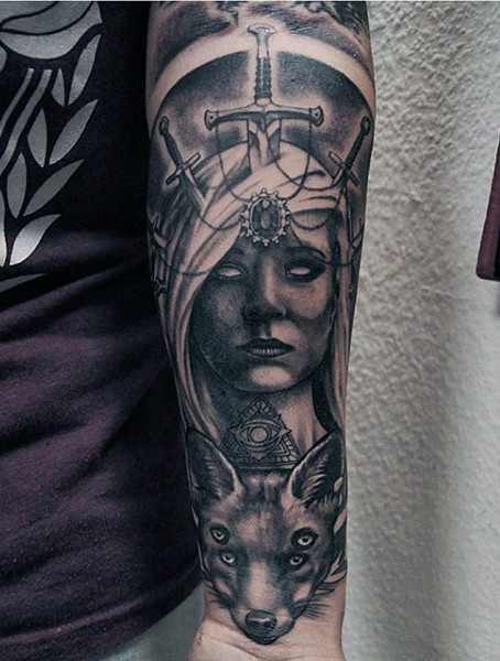 手臂令人印象深刻的神秘女人与剑和狐狸纹身图案