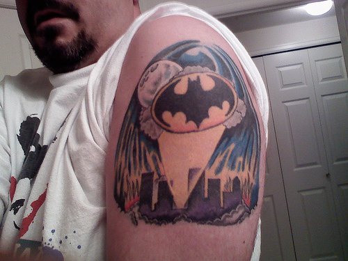 大臂蝙蝠在夜间城市彩绘纹身图案