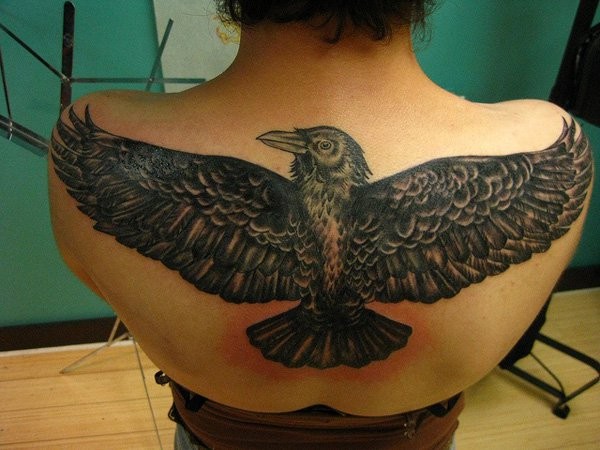 背部自然的乌鸦黑色纹身图案