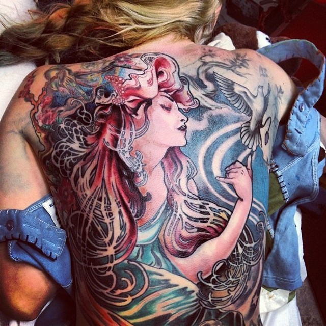 背部好看的彩色女性与鸽子纹身图案
