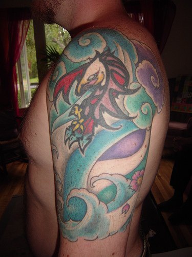 大臂狡猾的鹰彩色纹身图案