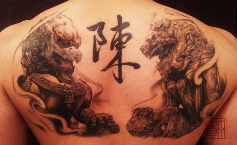 亚洲传统唐狮子雕像与汉字背部纹身图案