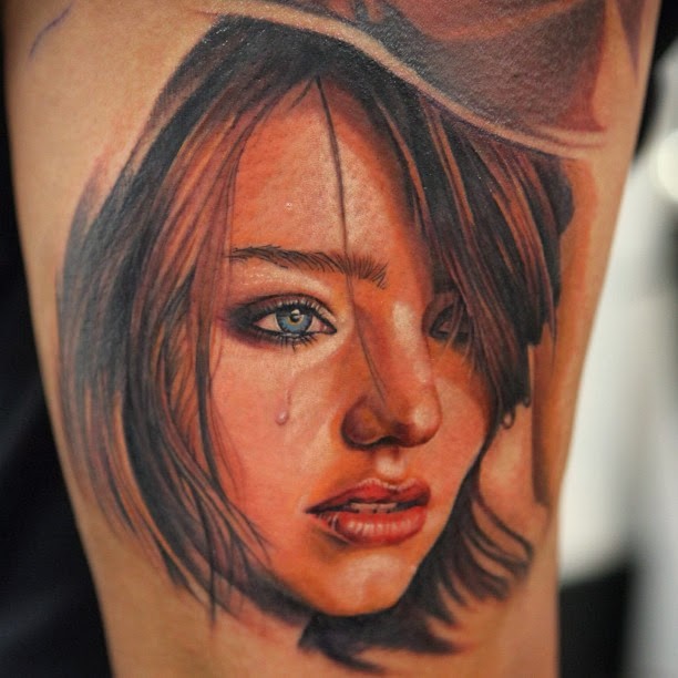 彩色美丽的年轻哭泣女孩肖像写实纹身图案