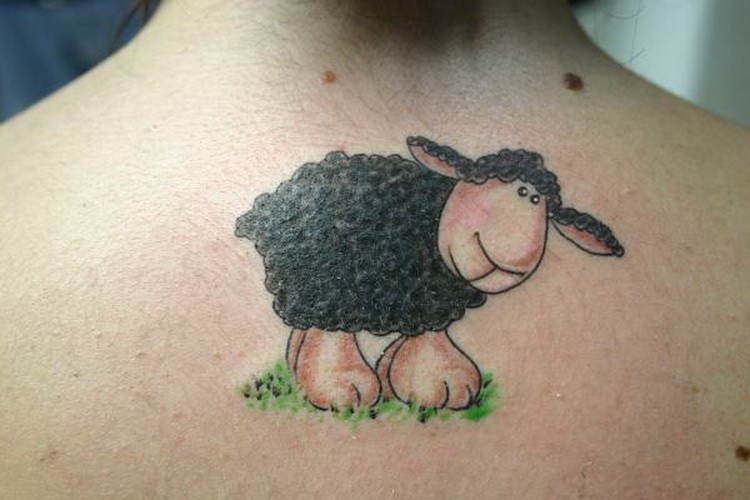 背部有趣的黑色卡通羊在草地纹身图案