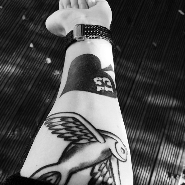 黑桃符号和燕子黑白手臂纹身图案