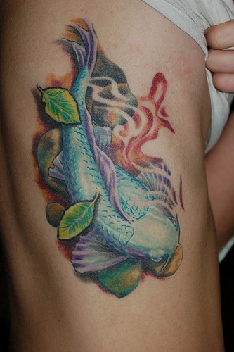 侧肋蓝色的亚洲锦鲤纹身图案
