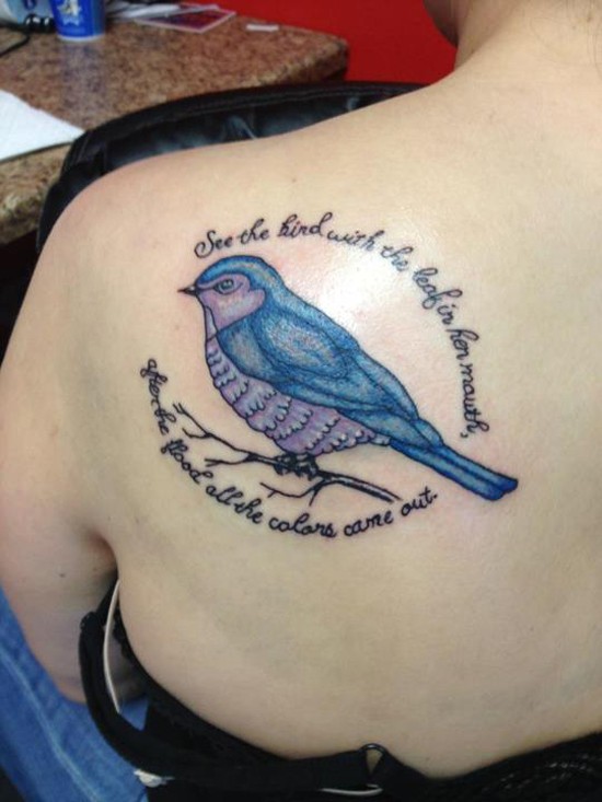 背部蓝色小鸟和字母纹身图案