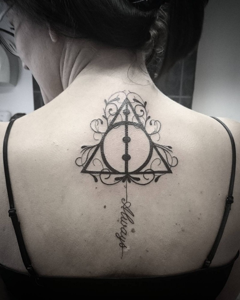 女生背部黑色的几何小字体纹身图案