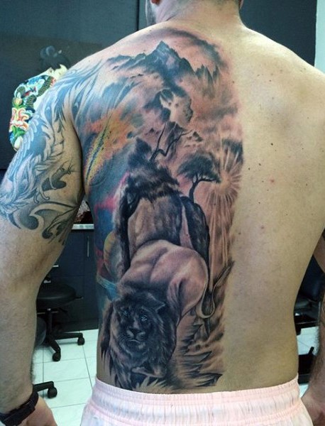 背部精致的黑灰狮子与山林纹身图案