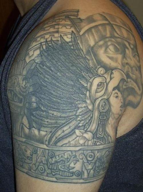 肩部阿兹特克部落萨满与鹰羽毛纹身图案